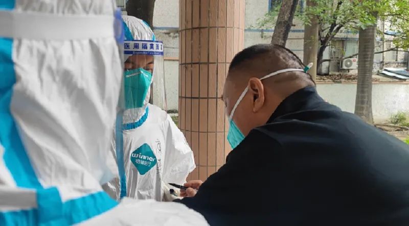康來福志愿者穿防護(hù)服.jpg